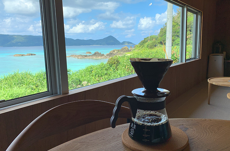 海を眺めながらの室内で飲むコーヒーは格別 奄美星宿